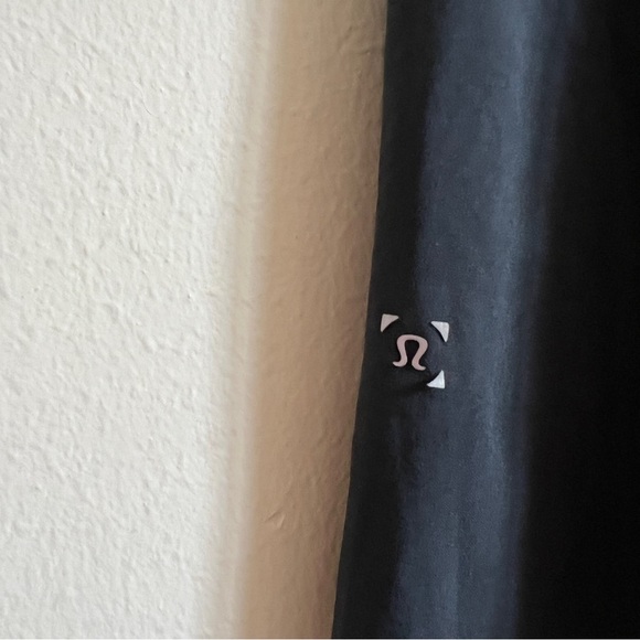 Lululemon Switch Up Short *7"
Obsidian / Dark Red - Picture 4 of 6